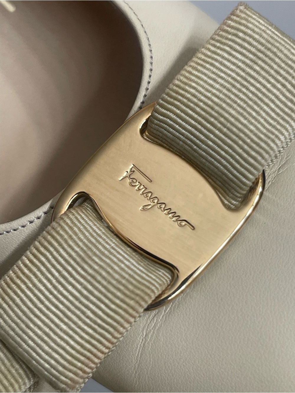 Salvatore Ferragamo vintage Vara Bow Cream Ivory Bow Pumps Heel
Shoes size 9 3 A - Picture 14 of 14